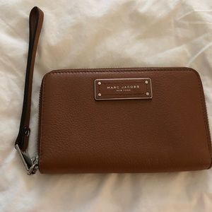 Marc Jacobs zip wristlet